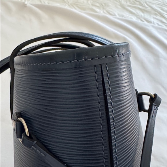 Louis Vuitton
Epi Neverfull MM w/Pouch - Picture 12 of 17